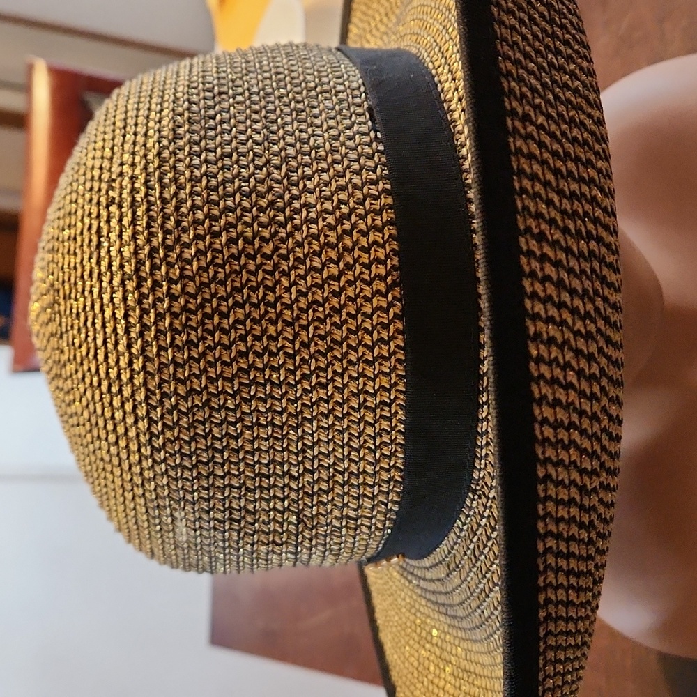 Woman's pattern hat - Picture 4 of 7